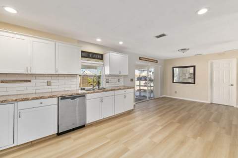 449 SE Oakridge Drive, Port St. Lucie FL - photo 8 of 46