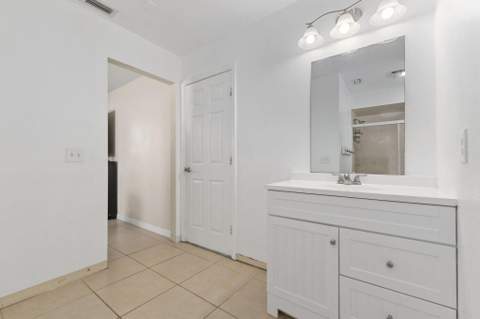 449 SE Oakridge Drive, Port St. Lucie FL - photo 18 of 46