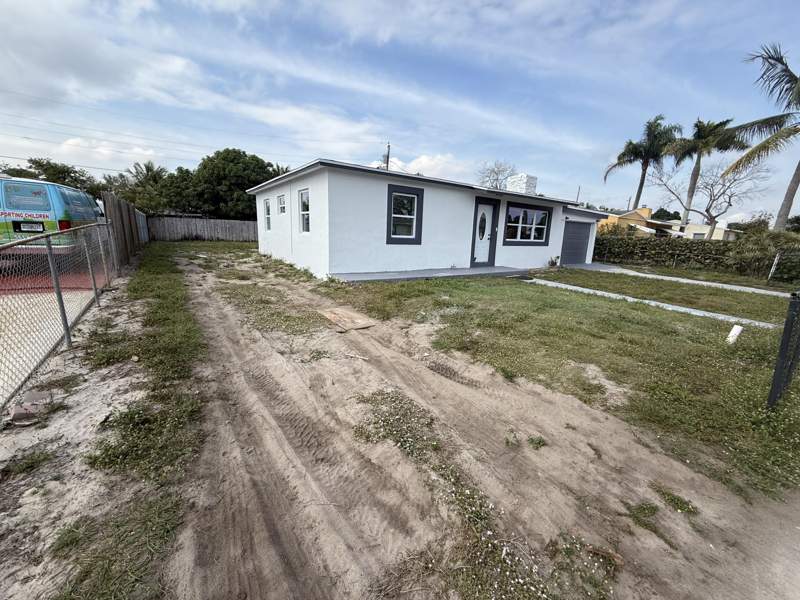 3 bedroom Single Family Residence at 2353 S Beech Rd Road, Golfview Hgts Pl 8 In Pb 24 Pgs 103 & 104, West Palm Beach — photo 3