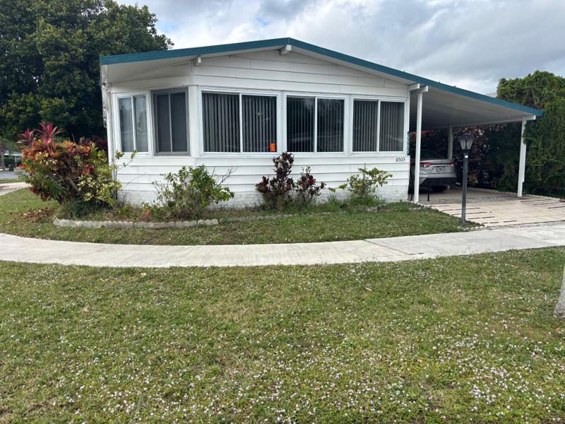 2 bedroom Manufactured Home at 6503 NW 34th Ave, Tallowwood Isle, Coconut Creek — photo 4