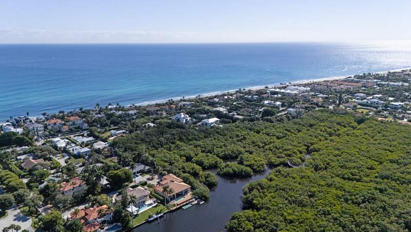 1 bedroom Single Family Residence at 6064 N Ocean Boulevard, Boynton Sub., Ocean Ridge — photo 3