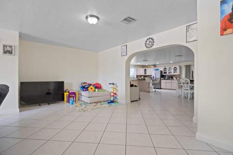 5772 N Haverhill Road, West Palm Beach FL - photo 8 of 32