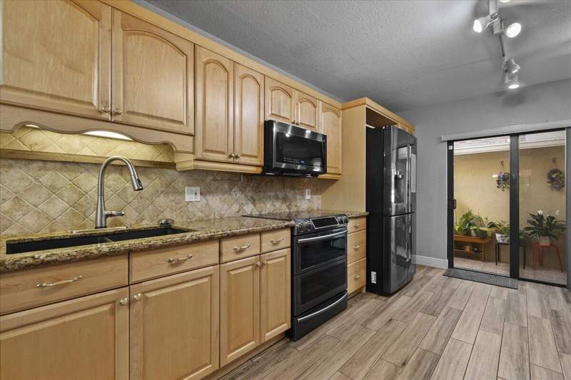 2 bedroom Townhouse at 605 Maplewood Drive, Joggers Run, Greenacres — photo 2