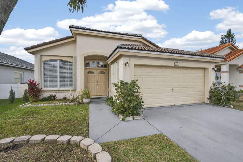 3 bedroom Single Family Residence at 765 Lake Wellington Drive, Montery on the Lake, Wellington — photo 2