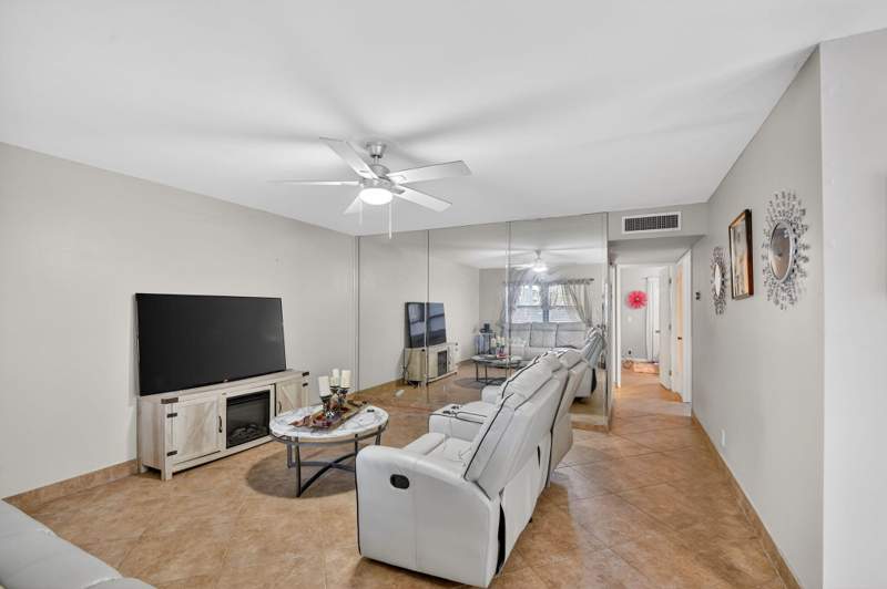 2 bedroom Condominium at 743 Burgundy P, Kings Point Burgundy Condos, Delray Beach — photo 4