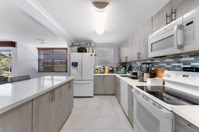 2 bedroom Condominium at 2751 Taft Street #403, Watergate Condominium No 1, Hollywood — photo 3