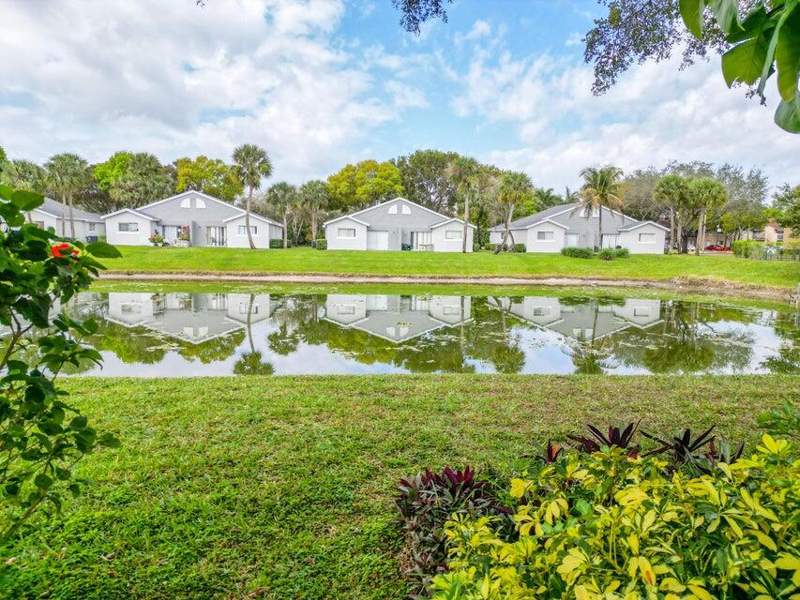 2 bedroom Condominium at 107 Lake Terry Drive, Golden Lakes Village Condo N, West Palm Beach — photo 3