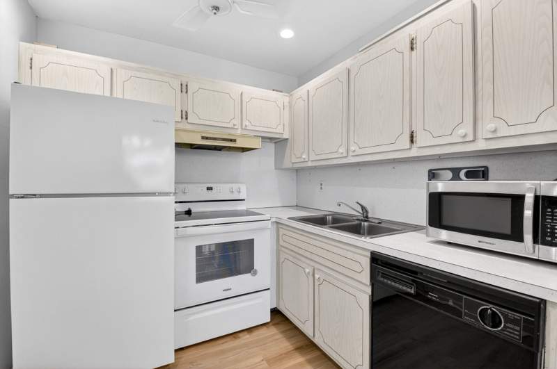 1 bedroom Condominium at 480 Horizon #205, Sterling Village, Boynton Beach — photo 3
