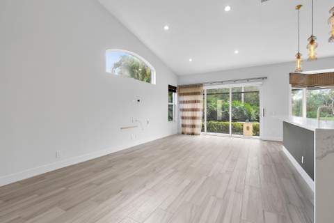 8110 Sandpiper Way, West Palm Beach FL - photo 13 of 68