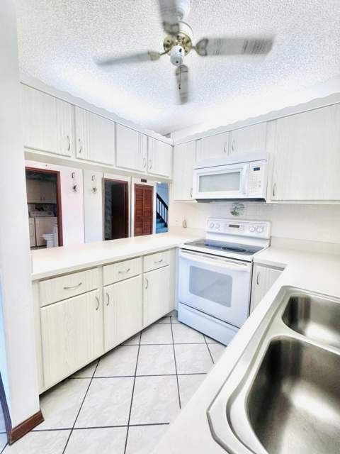 604 SE Castle Court #D, Port St. Lucie FL - photo 15 of 25