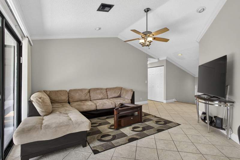 2 bedroom Condominium at 9 Lexington Lane #F, Lexington Green Condo, Palm Beach Gardens — photo 3