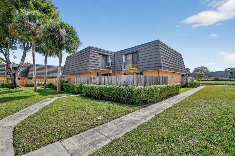 2 bedroom Townhouse at 4210 42nd Way, Village Of Sandalwood Lakes 3, West Palm Beach — photo 2