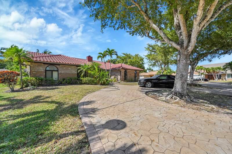 4 bedroom Single Family Residence at 5172 NW 84th Road, Pine Ridge, Coral Springs — photo 2