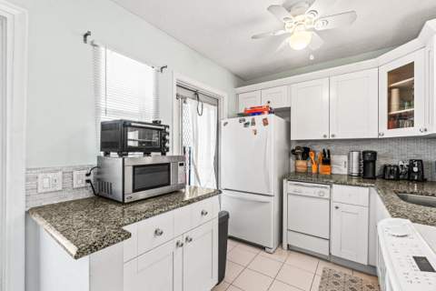 2121 NE 1st Court #202, Boynton Beach FL - photo 7 of 28