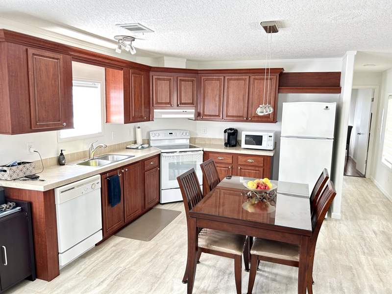 2 bedroom Manufactured Home at 613 Jasmine Lane, Pine Tree Park Co-Op, Deerfield Beach — photo 2