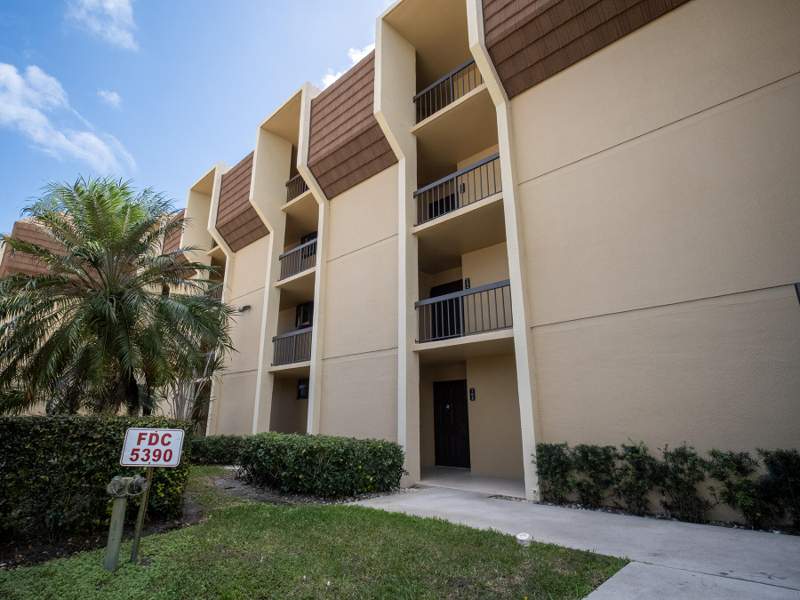 2 bedroom Condominium at 5390 Woodland Lakes Drive #104, Woodland Lakes, Palm Beach Gardens — photo 2