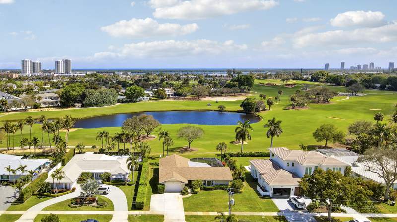 4 bedroom Single Family Residence at 856 Country Club Drive, Golf Course Add To Village Of North Palm Beach In Pb 27 P 96 & 97, North Palm Beach — photo 3