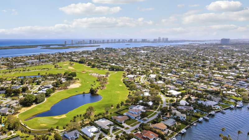 4 bedroom Single Family Residence at 856 Country Club Drive, Golf Course Add To Village Of North Palm Beach In Pb 27 P 96 & 97, North Palm Beach — photo 4