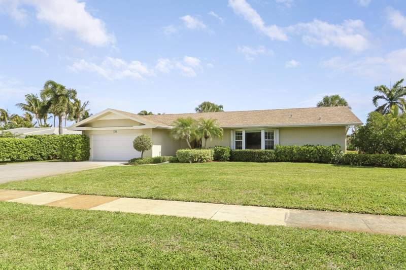 4 bedroom Single Family Residence at 856 Country Club Drive, Golf Course Add To Village Of North Palm Beach In Pb 27 P 96 & 97, North Palm Beach — photo 2