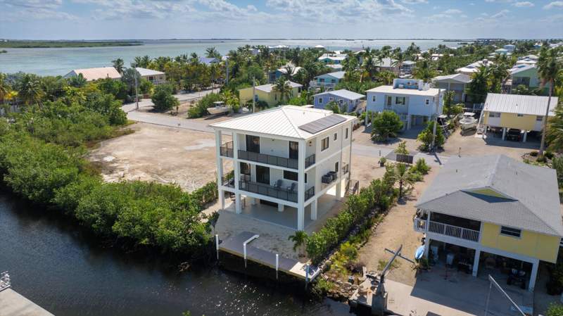 4 bedroom Single Family Residence at 27433 Antigua Lane, Breezeswept Bch Est (27.5), Ramrod Key — photo 3