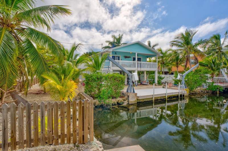3 bedroom Single Family Residence at 420 W Indies Drive, Breezeswept Bch Est (27.5), Ramrod Key — photo 2
