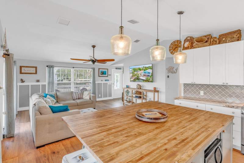 3 bedroom Single Family Residence at 420 W Indies Drive, Breezeswept Bch Est (27.5), Ramrod Key — photo 4