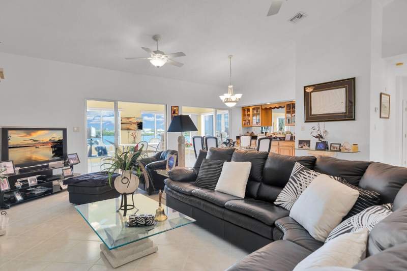 5 bedroom Single Family Residence at 900 Shelter Bay Dr Ocean Drive, Key Colony Bch 1st Addn Amd Plat (53.5), Key Colony — photo 4