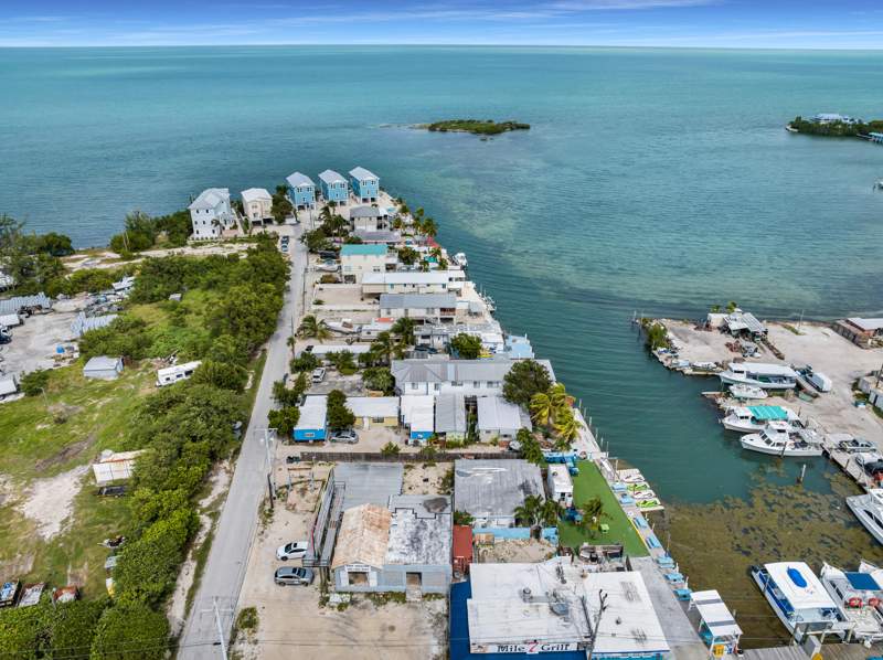 10 bedroom Multi-Units at 206 12Th Street Gulf Street, Halls Sub (48.0), Marathon — photo 2