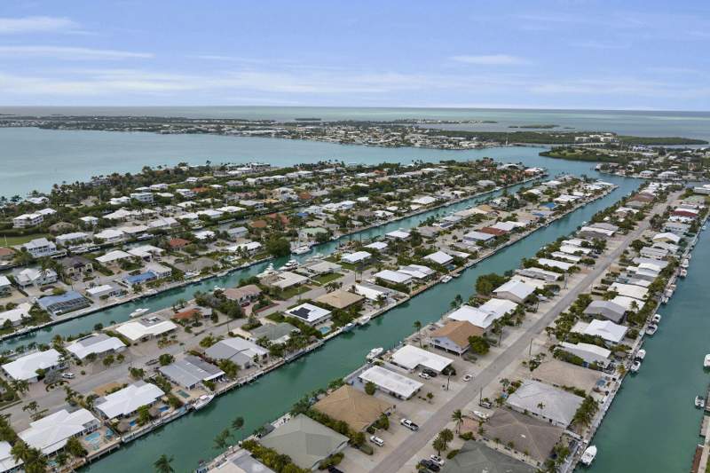 4 bedroom Duplex at 281 & 291 10th Street, Key Colony Bch 1st Addn Amd Plat (53.5), Key Colony — photo 3