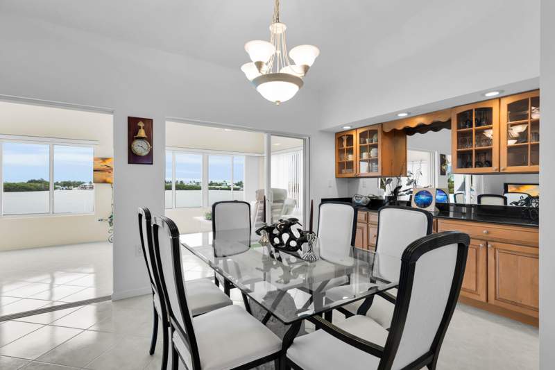 5 bedroom Single Family Residence at 900 Shelter Bay Dr Ocean Drive, Key Colony Bch 1st Addn Amd Plat (53.5), Key Colony — photo 5