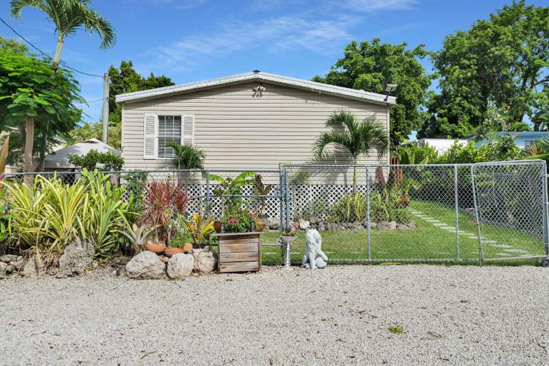3 bedroom Mobile Home at 915 Plantation Road, Lake Surprise Properties (106.0), Key Largo — photo 2