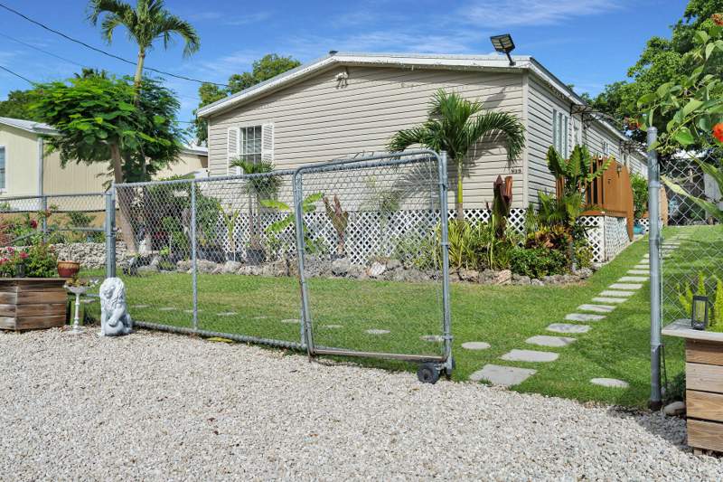 3 bedroom Mobile Home at 915 Plantation Road, Lake Surprise Properties (106.0), Key Largo — photo 3