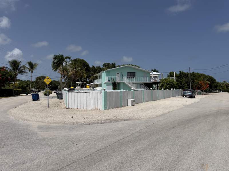 4 bedroom Single Family Residence at 322 3rd Road, Largo Sound Vill (104.0), Key Largo — photo 2