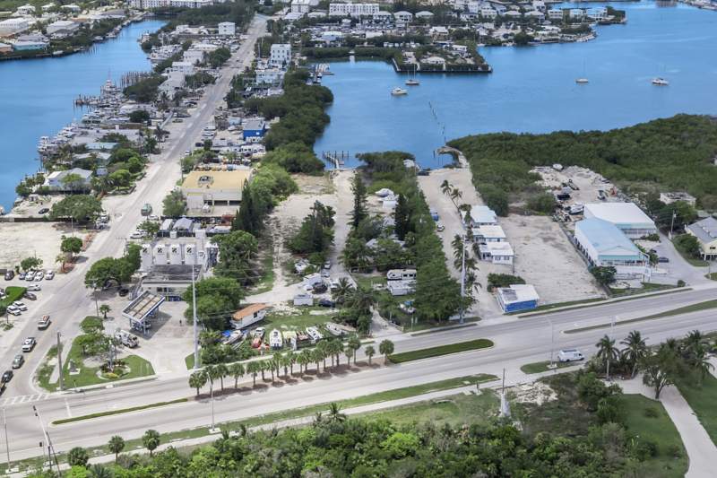 5 bedroom Multi-Units at 13755 Overseas Highway, Driftwood Estates (54.0), Marathon — photo 2