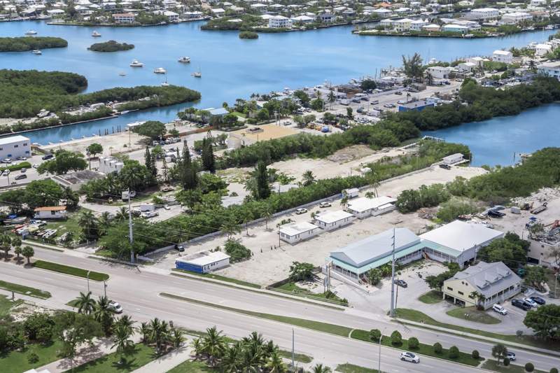 5 bedroom Multi-Units at 13755 Overseas Highway, Driftwood Estates (54.0), Marathon — photo 3