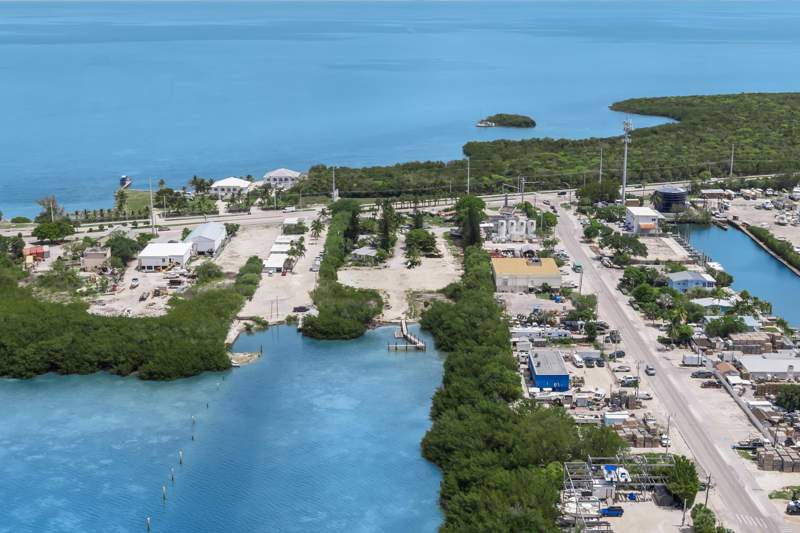 5 bedroom Multi-Units at 13755 Overseas Highway, Driftwood Estates (54.0), Marathon — photo 5