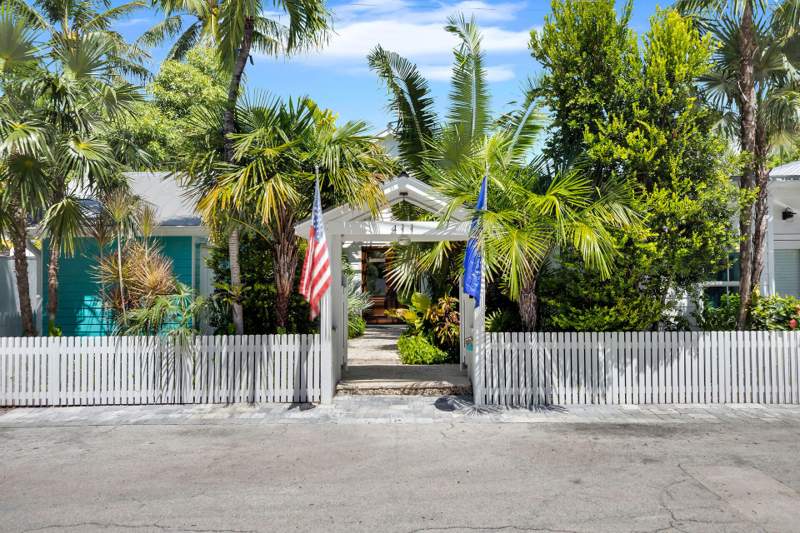 5 bedroom Single Family Residence at 411 Louisa Street, Old Town - Unlisted (1.0), Key West — photo 2