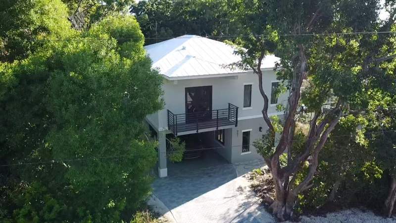 5 bedroom Single Family Residence at 901 Estall Street, Rock Harbor Est (98.0), Key Largo — photo 2