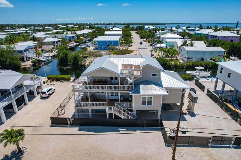 4 bedroom Single Family Residence at 333 Indies Road, Breezeswept Bch Est (27.5), Ramrod Key — photo 3