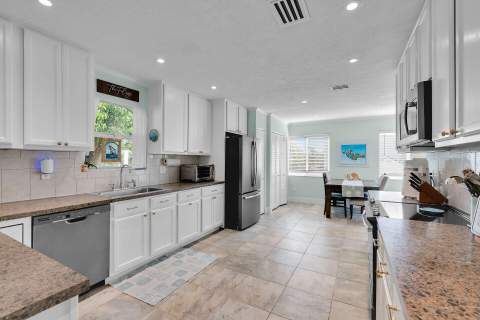 202 Hibiscus Street, Plantation Key FL - photo 8 of 28