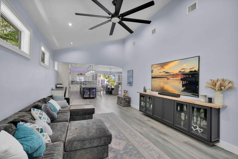 5 bedroom Single Family Residence at 2827 Harris Avenue, Lime Grove (3.0), Key West — photo 3