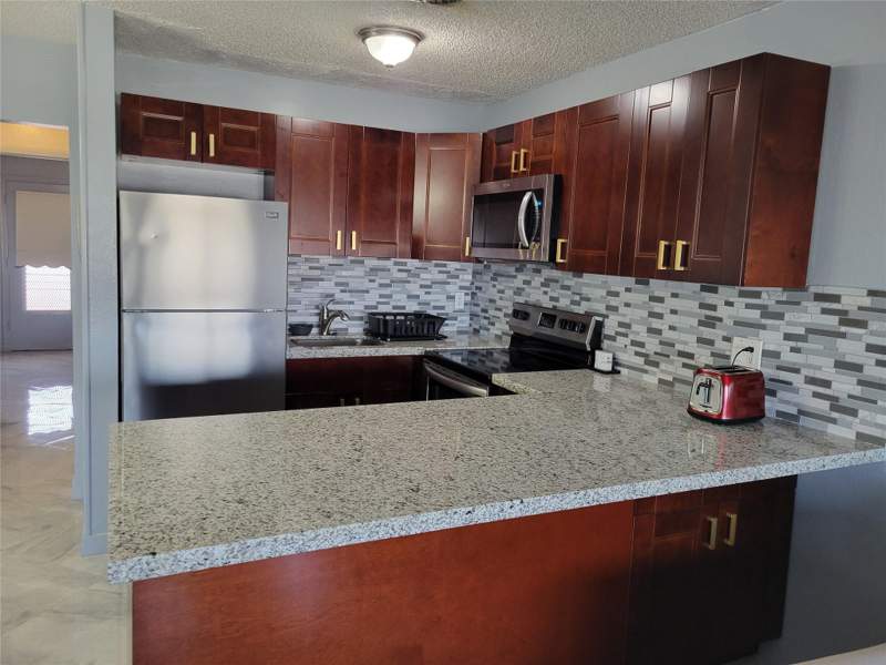 1 bedroom Stock Cooperative at 800 SW 11th Avenue #17, Rolen Lake Gardens, Hallandale Beach — photo 2