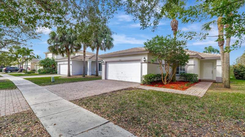 3 bedroom Single Family Residence at 4558 SW 125th Lane, Silver Falls, Miramar — photo 2