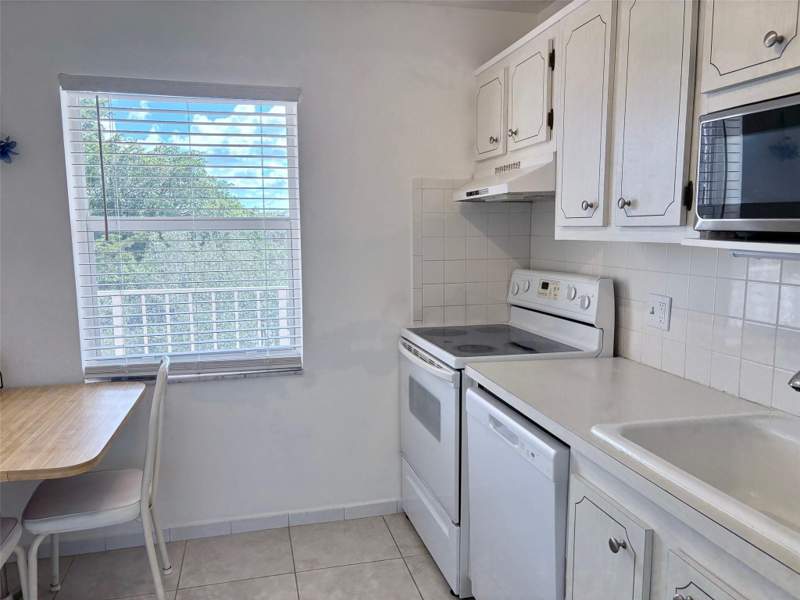 2 bedroom Condominium at 1055 Country Club Drive #404, Oriole Golf & Tennis Two, Margate — photo 4