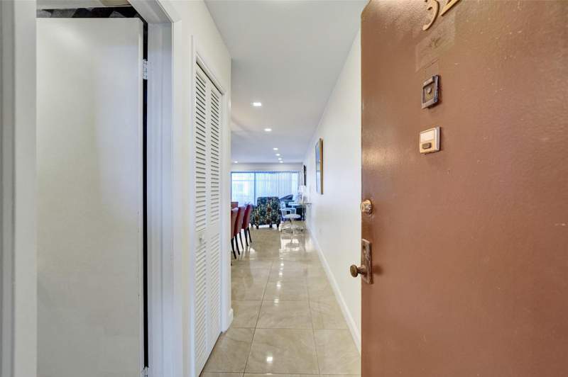 2 bedroom Condominium at 4060 N Hills Drive #32, Emerald Hills Country Clu, Hollywood — photo 2