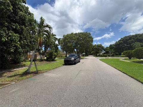 2109 Pinehurst Drive, West Palm Beach FL - photo 9 of 28