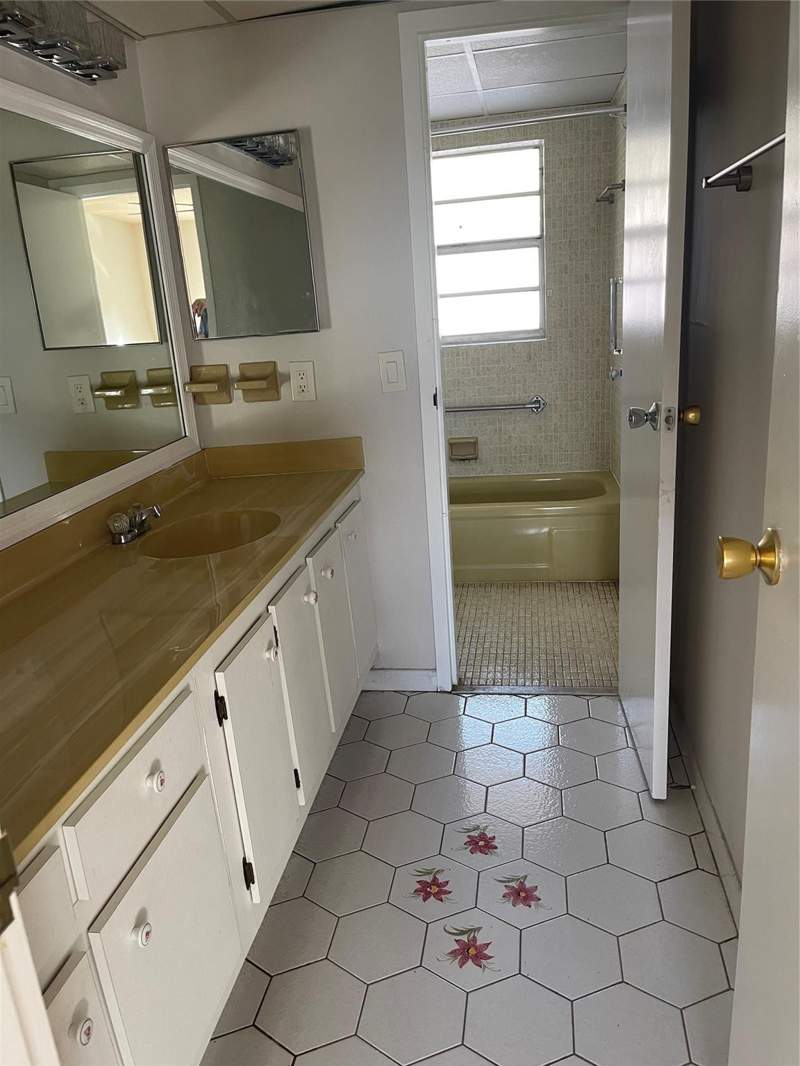 1 bedroom Condominium at 1005 Country Club Drive #205, Oriole Golf & Tennis Club, Margate — photo 5