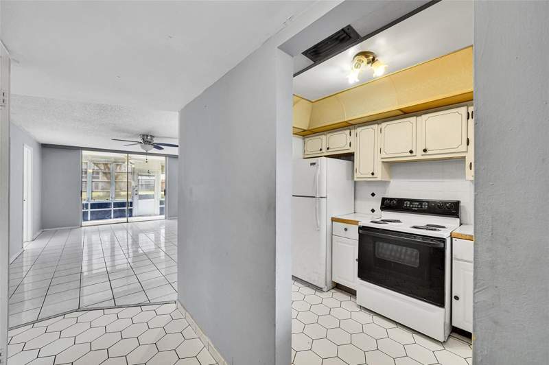 2 bedroom Condominium at 2901 Sunrise Lakes Drive #101, Sunrise Lakes Phase I, Sunrise — photo 5
