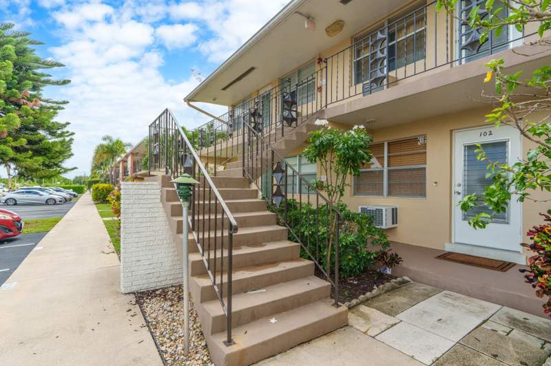 1 bedroom Stock Cooperative at 2106 NE 56th Court #204, Carlton Terrace North, Fort Lauderdale — photo 2