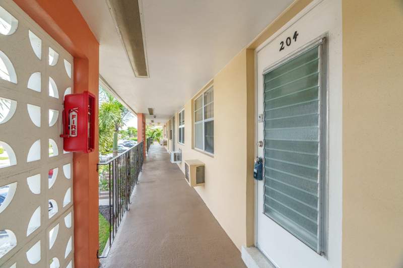 1 bedroom Stock Cooperative at 2106 NE 56th Court #204, Carlton Terrace North, Fort Lauderdale — photo 3